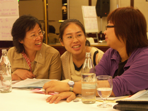 May Wong de AMRC conversa con colegas chinas Liu Xiufang del Centro de Recursos de Salud Ocupacional y So Sheung de la Red Laboral de Educaci&oacute;n y Servicios
