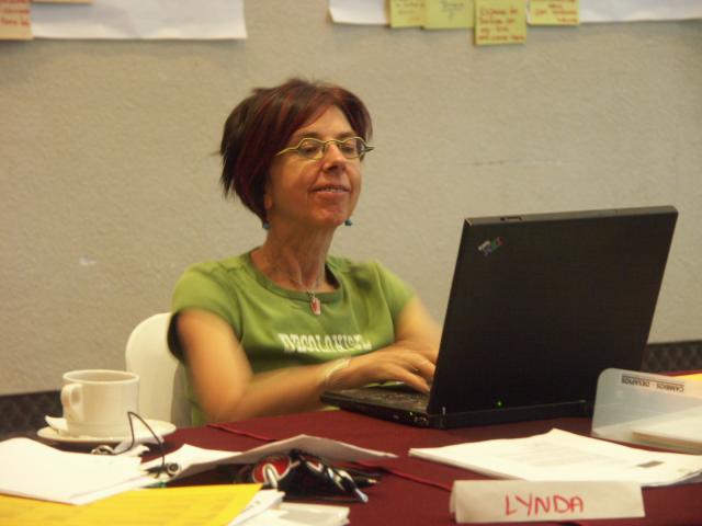 Lynda Yanz de la RSM trabajando