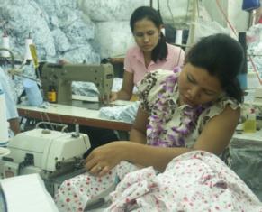 Prum Phallin, defensora de trabajadoras de la confecci&oacute;n, prueba una de las m&aacute;quinas de coser del Grupo Cooperativo Solidaridad